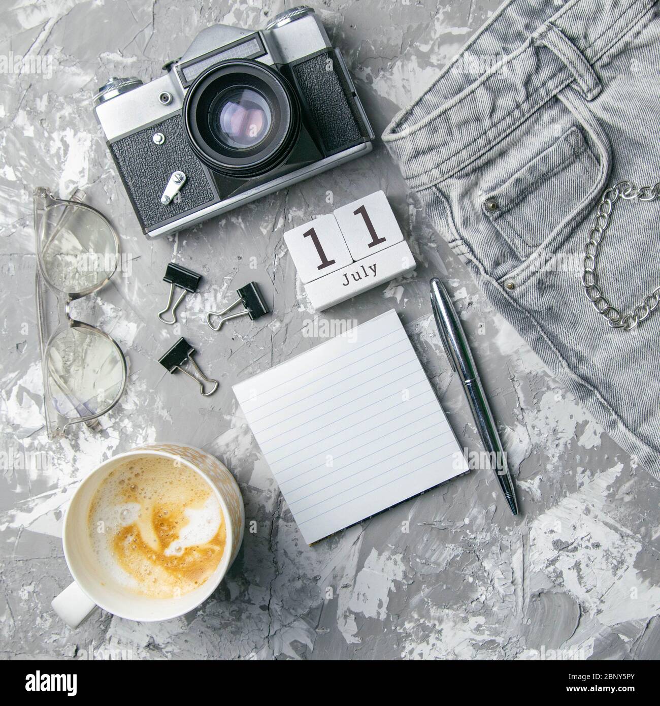 Juli 11 auf dem Holzkalender.der elfte Tag des Sommers Monat, ein Kalender für den Arbeitsplatz. Sommer Stockfoto