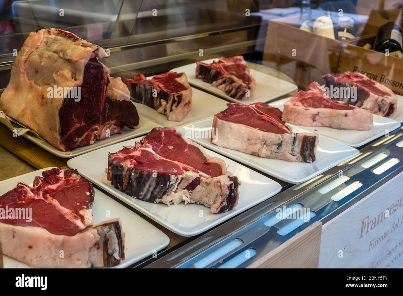 Florenz, Italien - 16. August 2019: Florentiner Steak oder T-Bone Steak im Metzgerladen in Florenz, Toskana Stockfoto