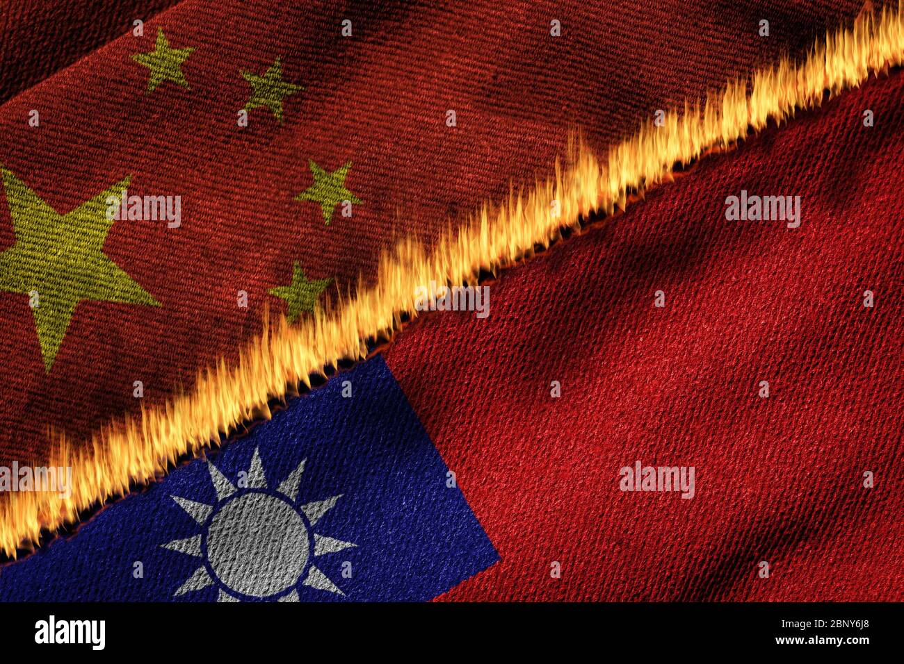 3D-Darstellung der Flaggen von China und Taiwan in Brand, die das Konzept der politischen Spannungen und Konflikte zwischen den beiden Entitäten illustrieren. Stockfoto