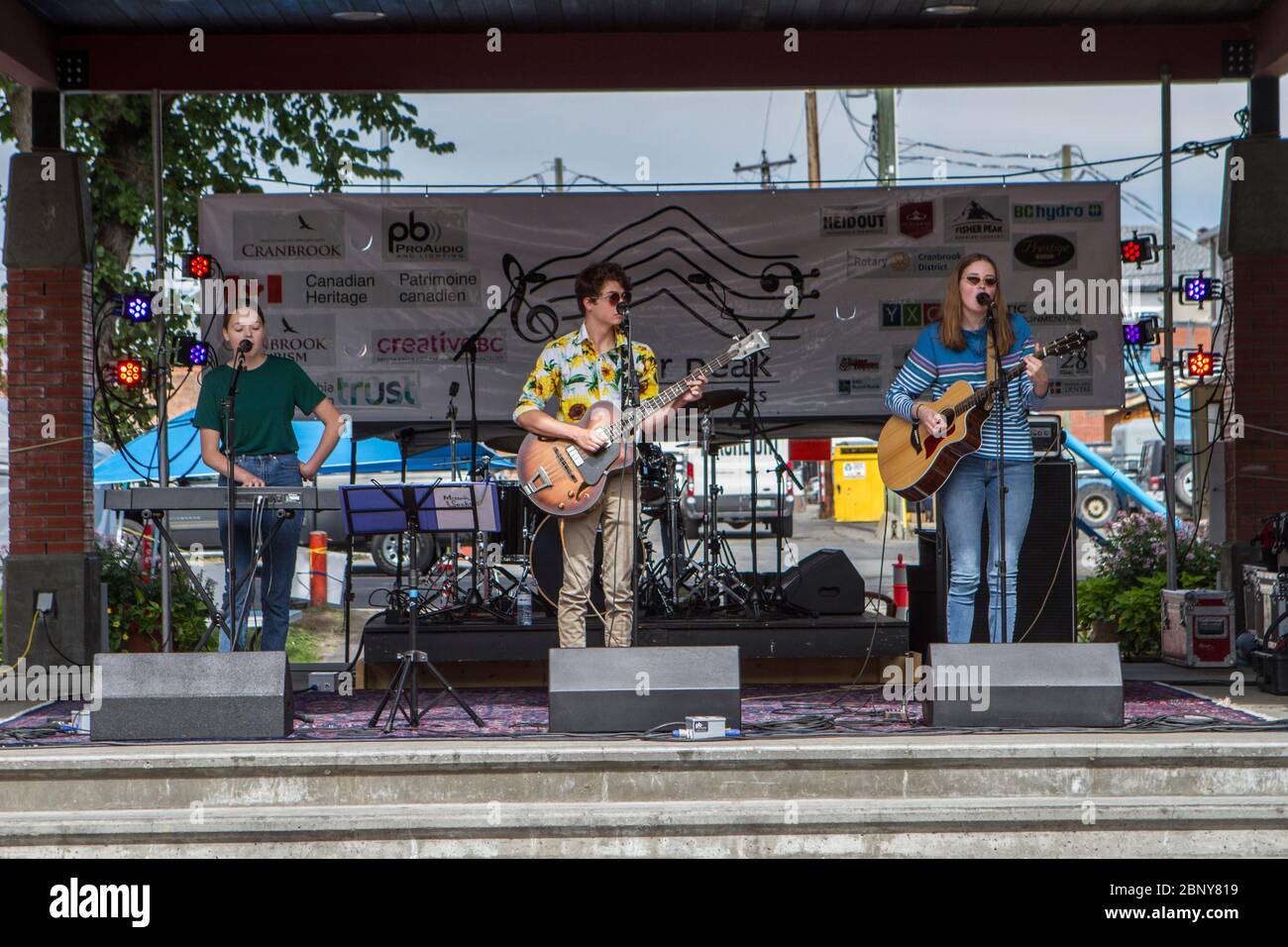 Familienband aus zwei Schwestern und einem Bruder, im Outdoor-Rock-Konzert playing. Stockfoto