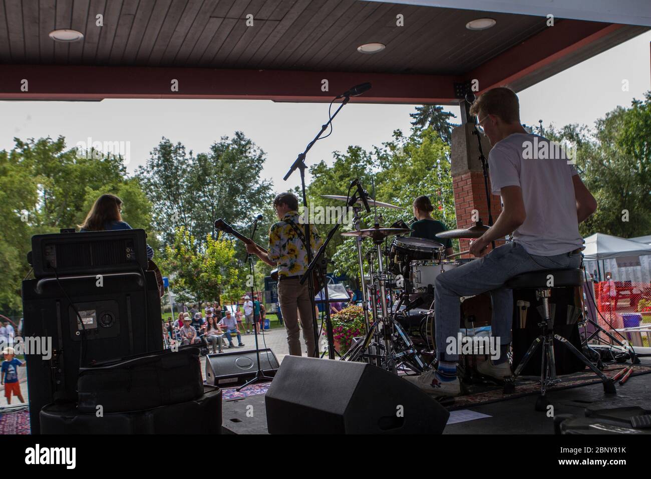 Familienband aus zwei Schwestern und einem Bruder, im Outdoor-Rock-Konzert playing. Stockfoto