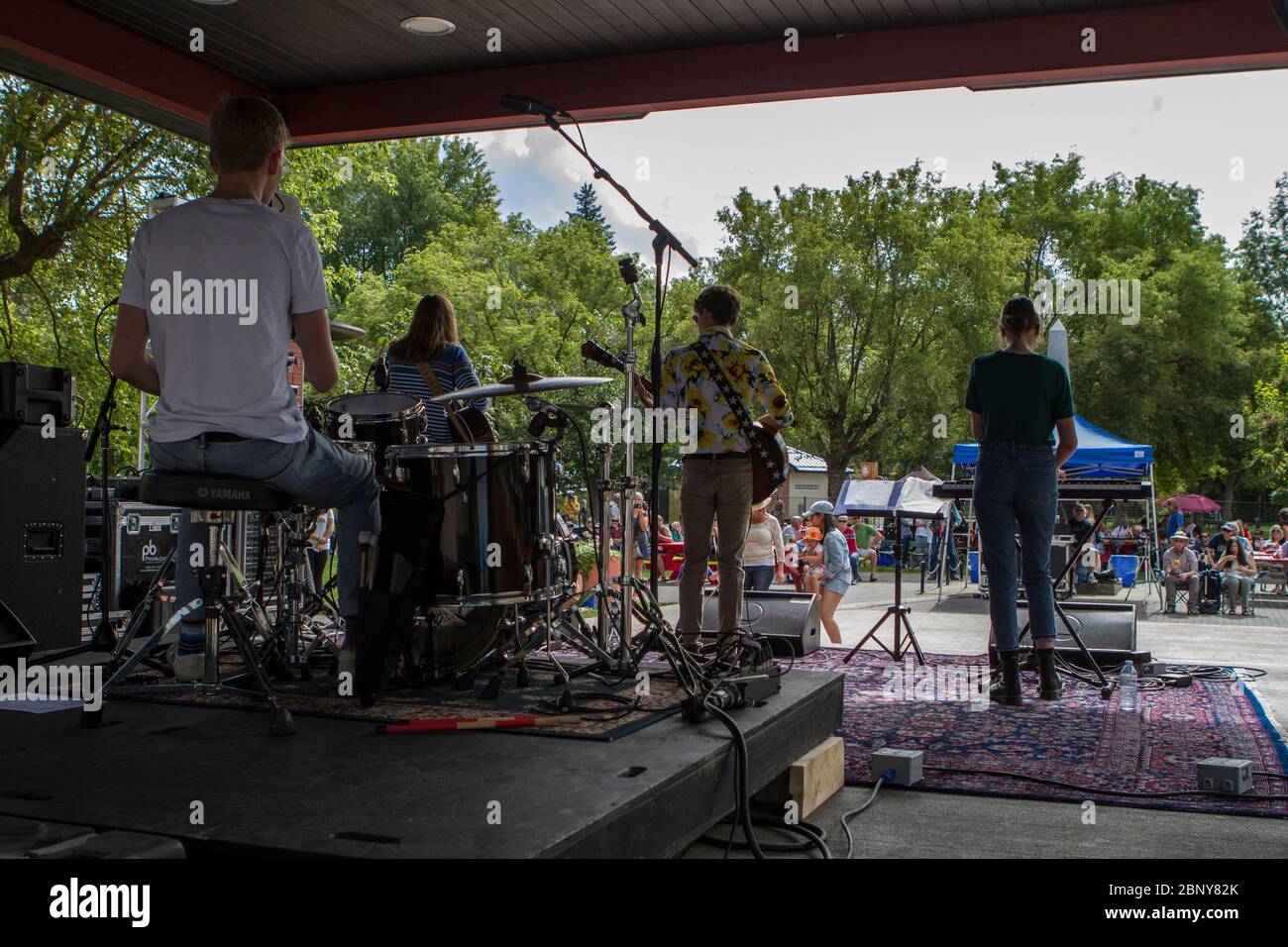 Familienband aus zwei Schwestern und einem Bruder, im Outdoor-Rock-Konzert playing. Stockfoto