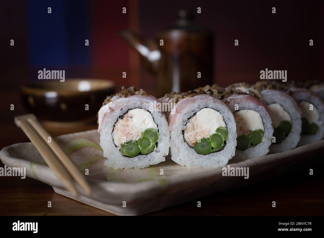 Drei Maki-Rollen in einer Reihe mit Lachs, Aal und Gurke auf weißem Hintergrund isoliert. Frische Hosomaki-Stücke mit Reis und Nori. Nahaufnahme von Delicious Stockfoto