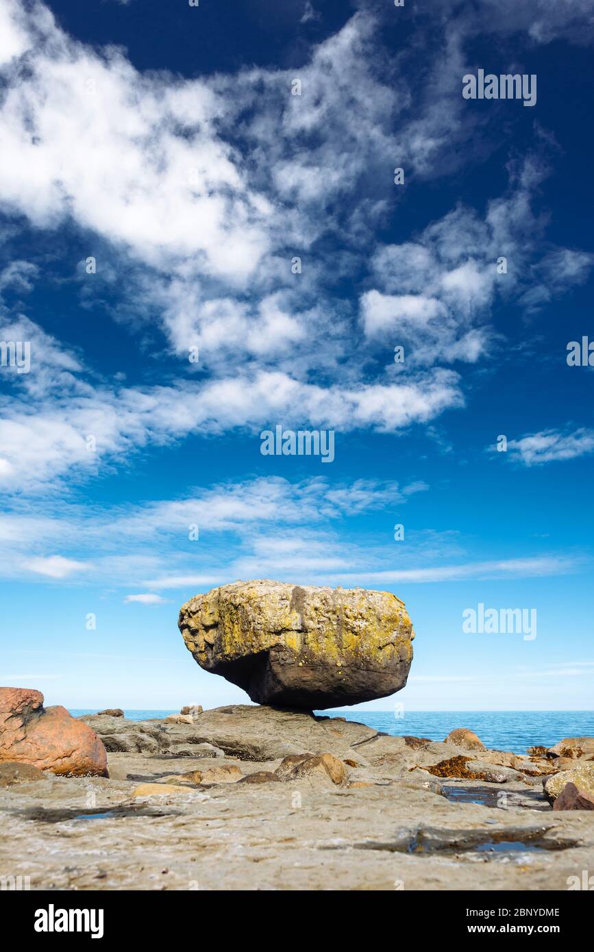 Balance Rock, ein beliebtes Touristenziel in Haida Gwaii, British Columbia, Kanada Stockfoto