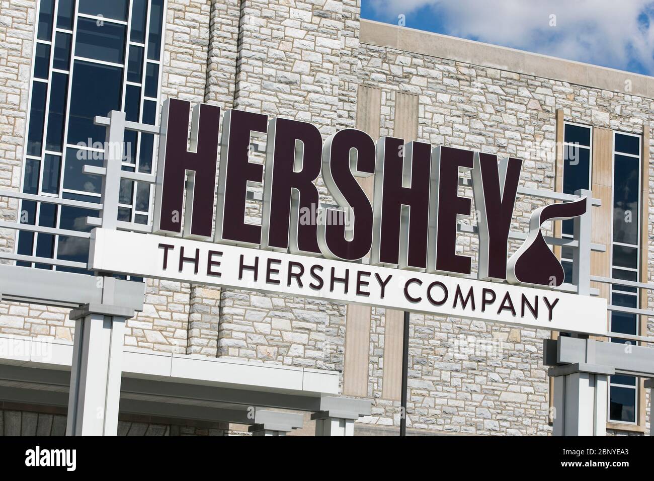 Ein Logo-Schild vor dem Hauptsitz der Hershey Company (Hershey's) in Hershey, Pennsylvania am 4. Mai 2020. Stockfoto