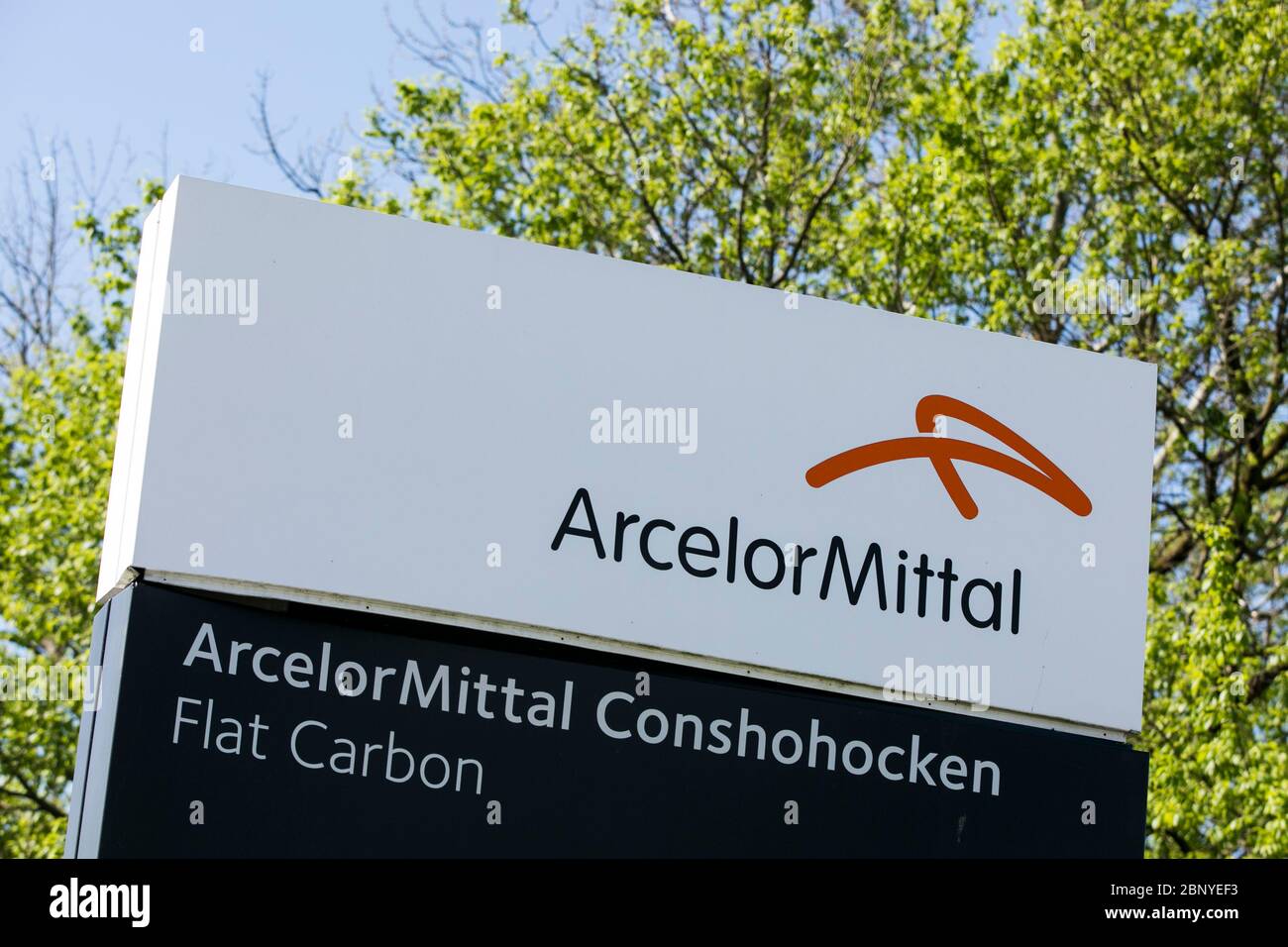 Ein Logo-Schild vor der ArcelorMittal Conshohocken Flat Carbon Mill in Conshohocken, Pennsylvania am 4. Mai 2020. Stockfoto