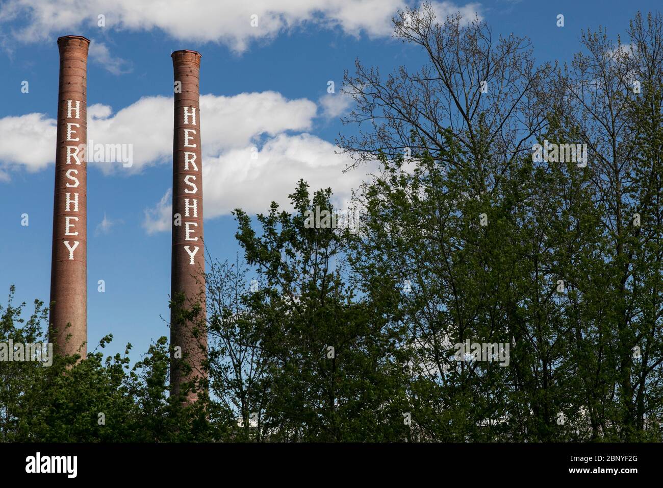 Die Hershey Company (Hershey's) Smokestacks in Hershey, Pennsylvania am 4. Mai 2020. Stockfoto