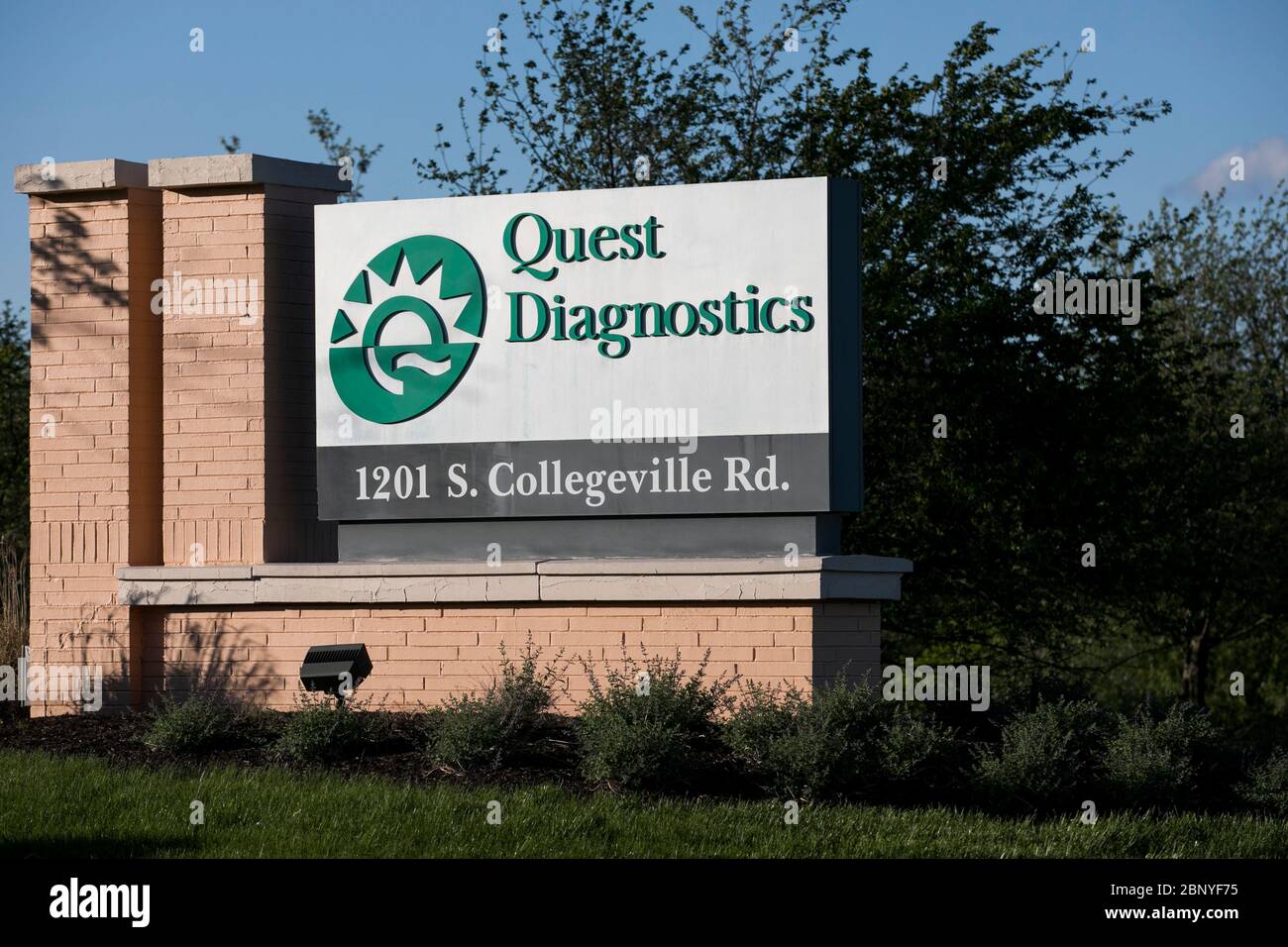 Ein Logo-Schild vor einer Einrichtung, die von Quest Diagnostics in Collegeville, Pennsylvania am 4. Mai 2020 besetzt wurde. Stockfoto