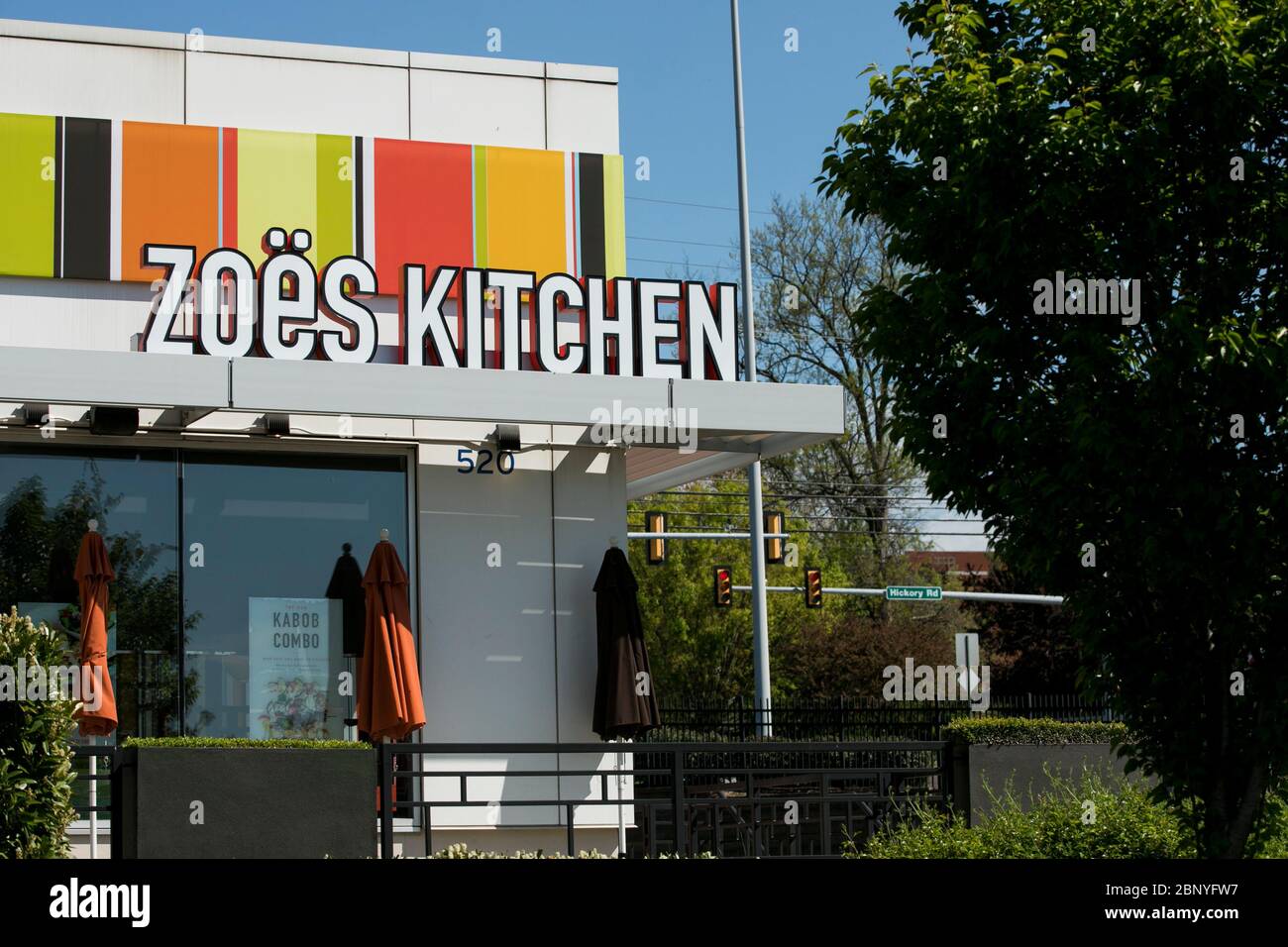 Ein Logo-Schild vor einem Restaurant in Zoes Kitchen in Plymouth Meeting, Pennsylvania am 4. Mai 2020. Stockfoto