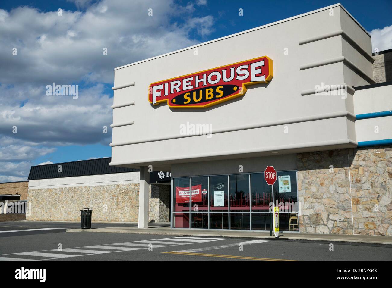 Ein Logo-Schild vor einem Restaurant in Firehouse Subs in Wyomissing, Pennsylvania am 4. Mai 2020. Stockfoto