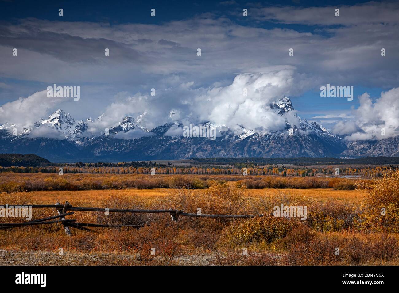 WY04366-00...WYOMING - Buckrail Zaun an Cunningham Historic Site und Blick über das Snake River Valley zur Teton Range im Grand Teton National Pa Stockfoto