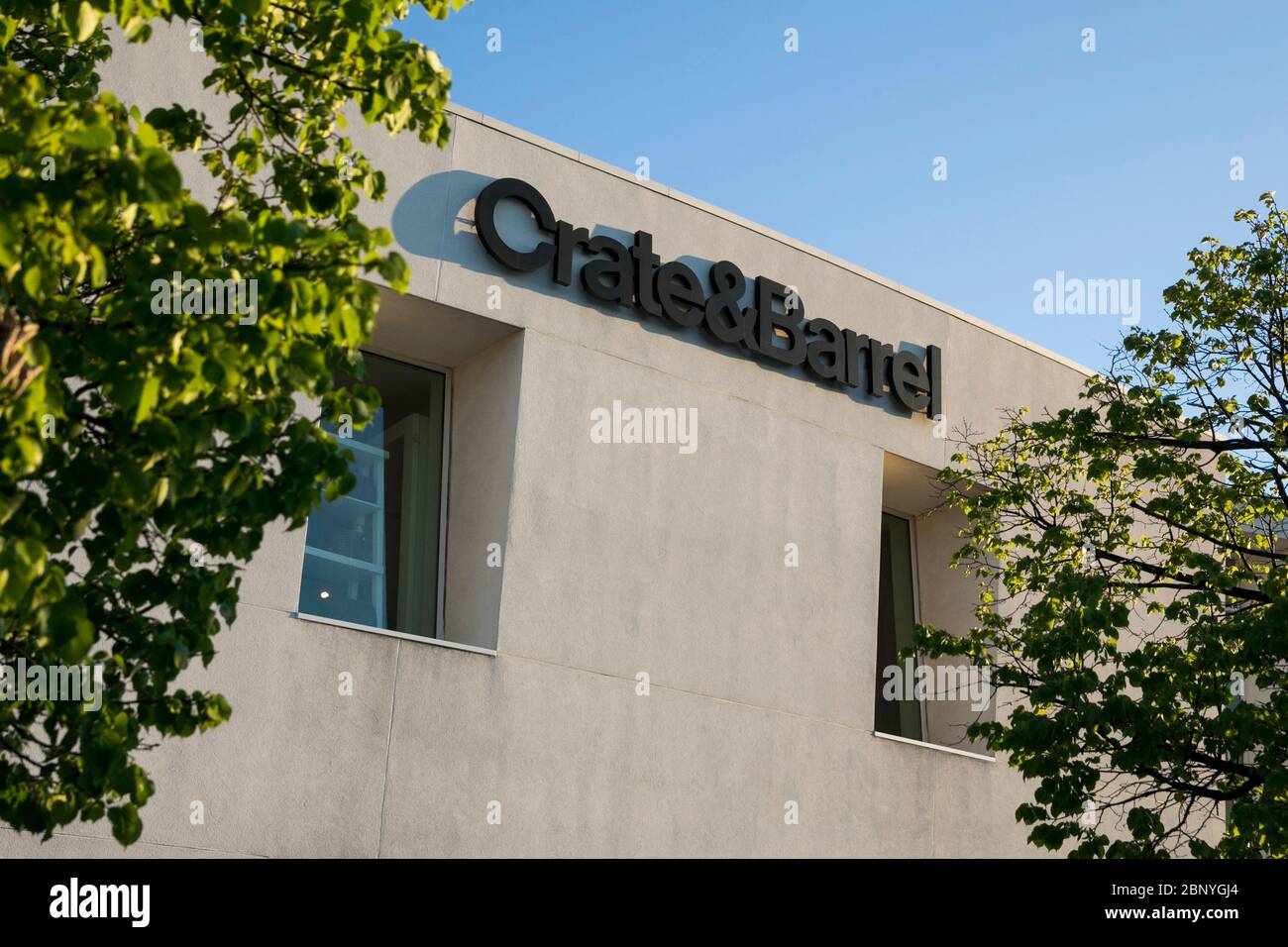 Ein Logo-Schild vor einem Verkaufsladen von Crate and Barrel in King of Prussia, Pennsylvania am 4. Mai 2020. Stockfoto