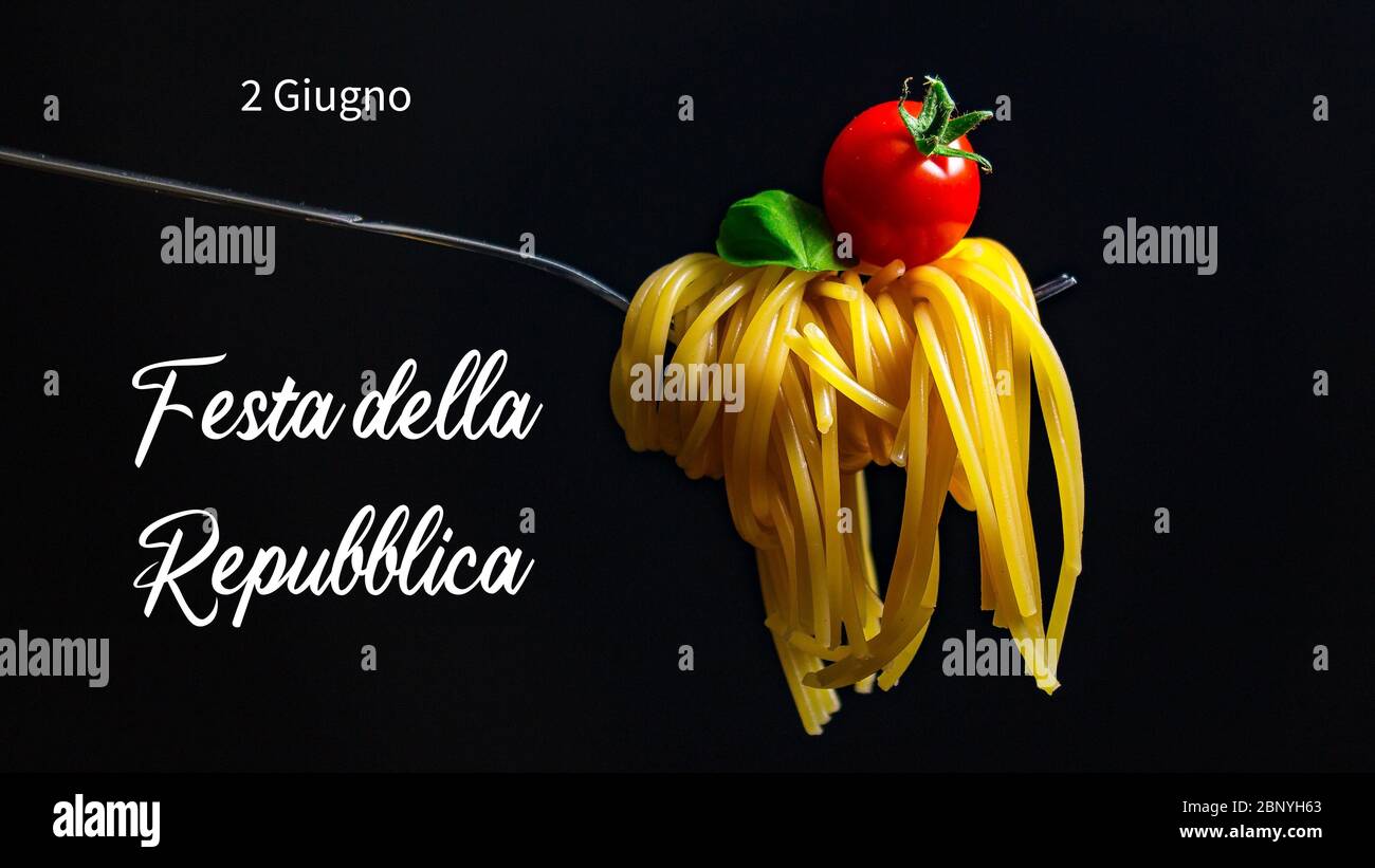 Gabel mit frischen Nudeln, Tomaten und Basilikum. Bezogen auf den nationalen Italien Tag. Schwarzer Hintergrund und eine italienische Pasta mit dem Text: Festa della Repubblica. Stockfoto