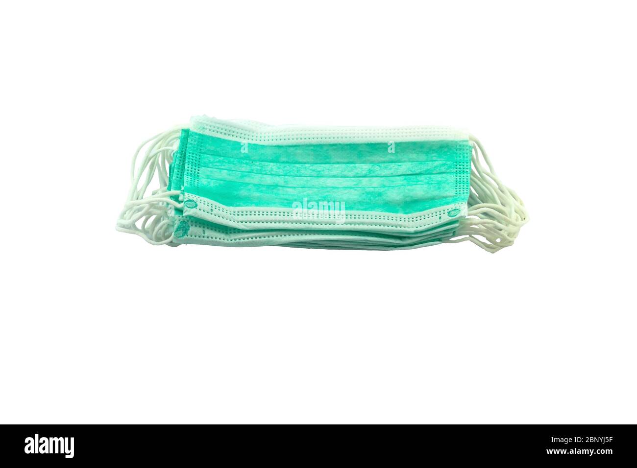 Nahaufnahme neue chirurgische Maske zum Schutz Covid-19 Virus Stack auf weißem Hintergrund. Stockfoto