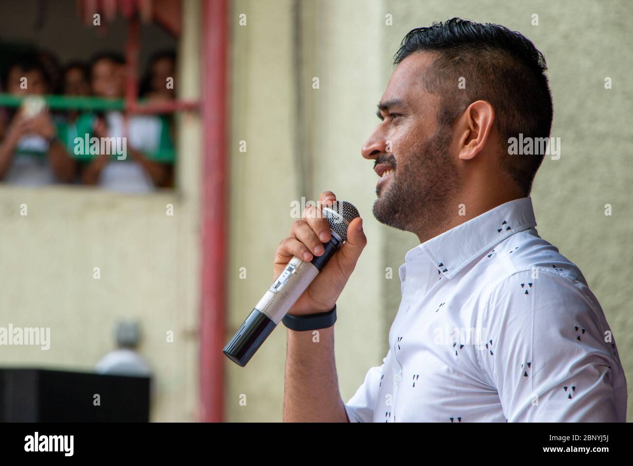 Neu Delhi, Delhi / Indien - 08/11/2016: Indische Kricketspieler Mahender Singh Dhoni bei der Trailer-Vorstellung des M.S. Dhoni-Films mit Sushant Singh Rajput. Stockfoto
