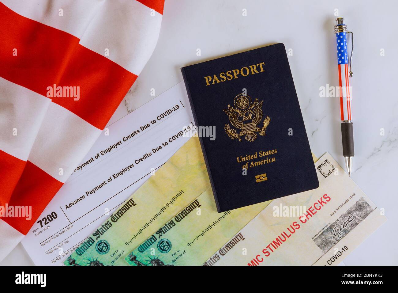 Stimulus Relief Check auf Pass der USA auf amerikanischer Flagge über Formular 7200, Vorauszahlung von Arbeitgebergutschriften aufgrund von COVID-19 Stockfoto