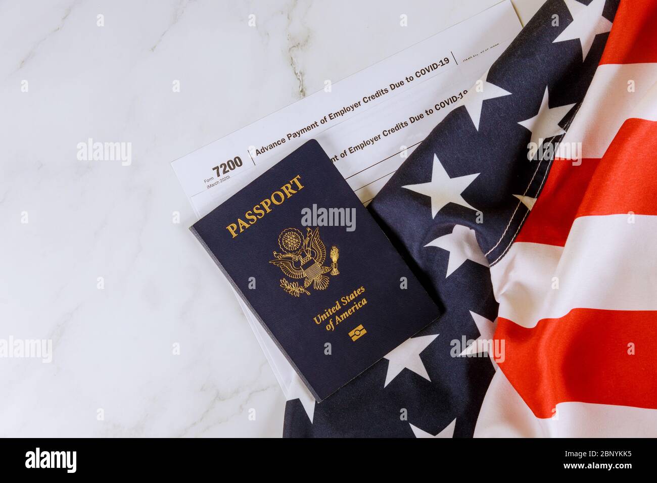 Amerikanische Flagge, Formular 7200, Vorauszahlung von Arbeitgebergutschriften aufgrund von COVID-19 auf Pass von US Stockfoto