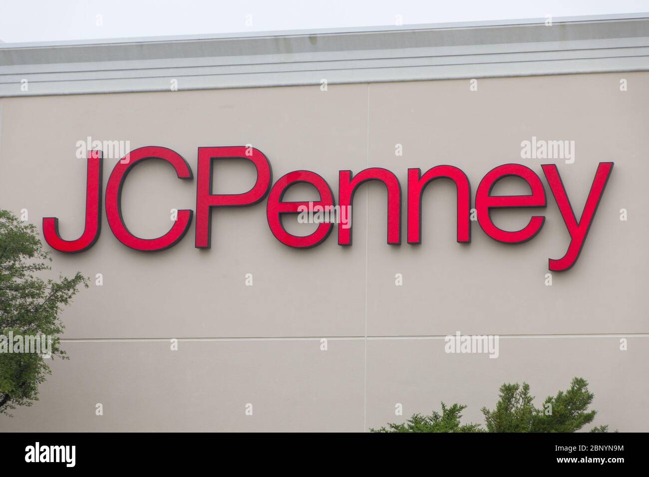 Peking, USA. Mai 2020. Ein JC Penney Geschäft wird in Frisco, Texas, den Vereinigten Staaten, am 16. Mai 2020 geschlossen gesehen. Der US-Einzelhandelsriese JC Penney hat am Freitag wegen der Auswirkungen von COVID-19 Konkurs angemeldet. Das Unternehmen erklärte in einer Erklärung, dass es einen Vertrag zur Unterstützung der Restrukturierung mit Kreditgebern abgeschlossen habe, die rund 70 Prozent seiner ersten Pfandschuldverschreibungen halten, "um die ausstehende Verschuldung des Unternehmens zu verringern und seine Finanzlage zu stärken". Kredit: Dan Tian/Xinhua/Alamy Live News Stockfoto