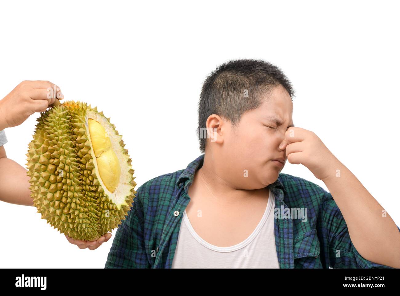 Fettleibiger fetter Junge mit Ausdruck von Ekel gegen frische Durain isoliert auf weißem Hintergrund, Durian Frucht ist so stinkend und scharf, guter Geschmack, aber schlecht Stockfoto