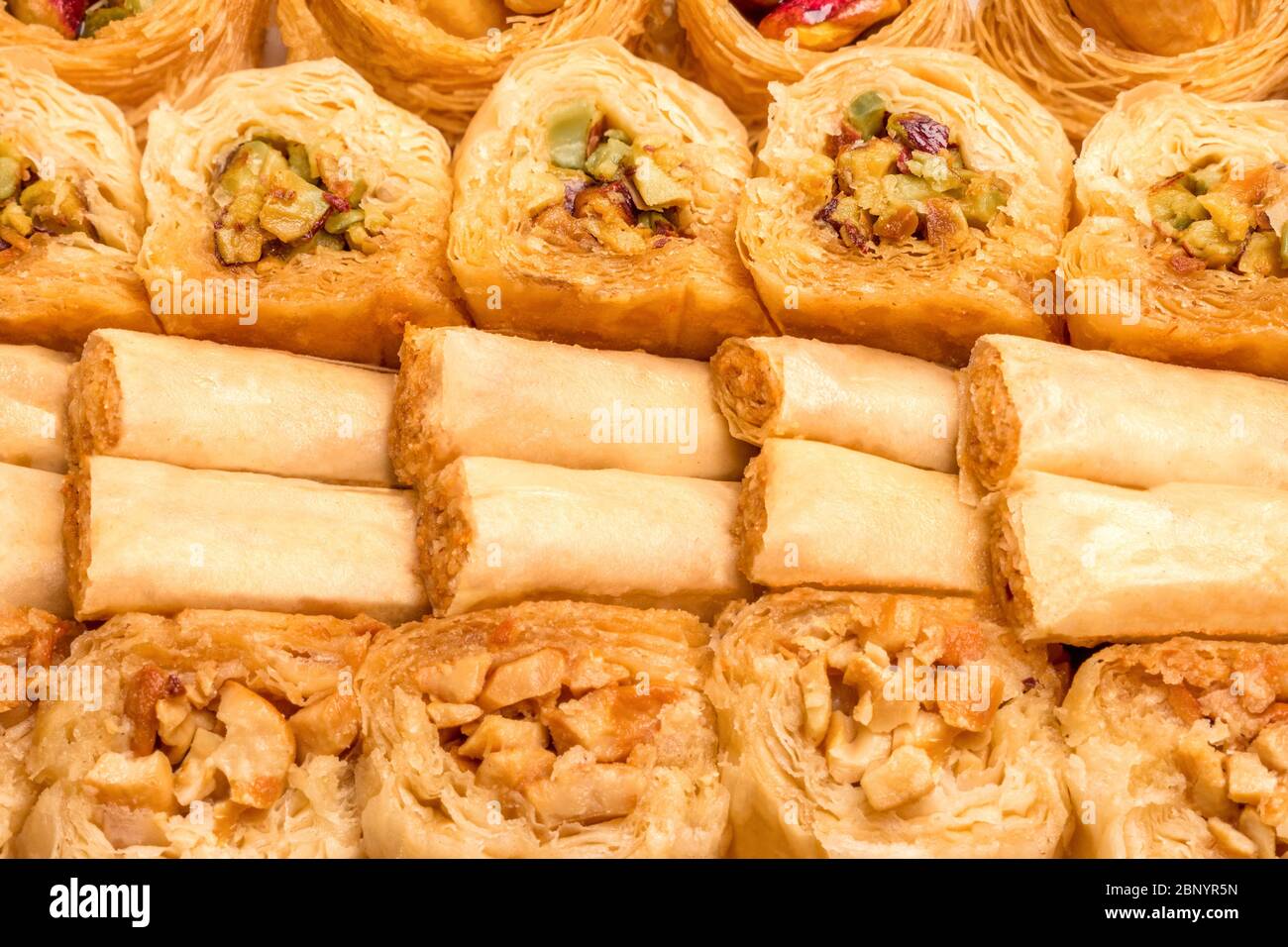Verschiedene Baklava. Türkische Süßigkeit sortiert. Essen im Nahen Osten. Bestes Dessert präsentiert. Türkisches Dessert Baklava mit Konzept Hintergrund. Süßes Essen Stockfoto
