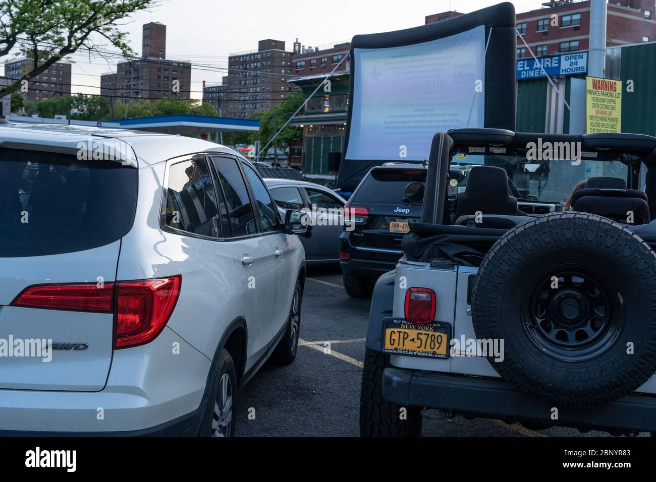 New York, NY - 16. Mai 2020: Bel Aire Diner hat ein Pop-up Drive-in Kino auf dem Parkplatz eingerichtet, um die Leute während der COVID-19 Pandemie im Astoria-Teil von Queens zu unterhalten Stockfoto