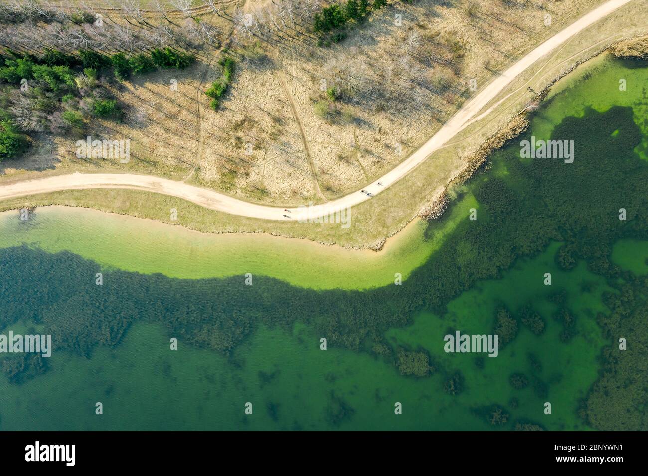 Luftaufnahme von fliegenden Drohne von Fahrradweg oder Fußweg um den See Stockfoto
