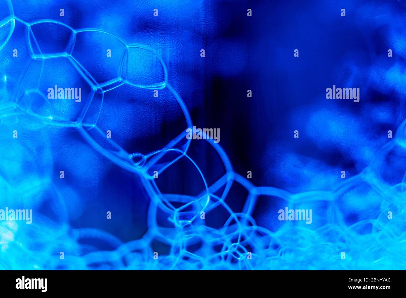 Abstrakt Makro sauber blauen Schaum Schuss Hintergrund von Seifenblasen Stockfoto