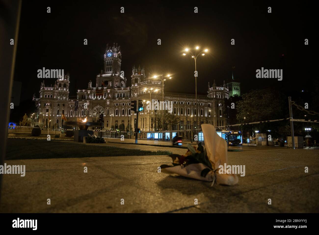 Die Opfer der Coronavirus-Pandemie werden in der Hauptstadt mit einem Kessel in der Calle Alcalá vor dem Palacio de Cibeles, einem Denkmal, das vom Bürgermeister José Luis Martínez-Almeida und dem stellvertretenden Bürgermeister Begoña Villacís eingeweiht wurde, in Erinnerung bleiben. Seine Beleuchtung war die erste der strengen Handlungen, mit denen der Stadtrat in diesem Jahr das Fest von San Isidro, schutzpatron von Madrid feiern wird. Als nächstes wird die Hauptstadtmedaille an die Madrider Bevölkerung für ihr "vorbildliches Verhalten" gegen den Covid-19 verliehen. (Foto von Alberto Sibaja/Pacific Press) Stockfoto