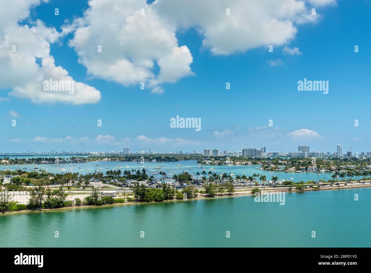 Miami, FL, Vereinigte Staaten - 27. April 2019: Causeway von der Innenstadt zum Strand, Biscayne Bay und Stadtbild von Miami, Florida, Vereinigte Staaten von Amerika. Wi Stockfoto