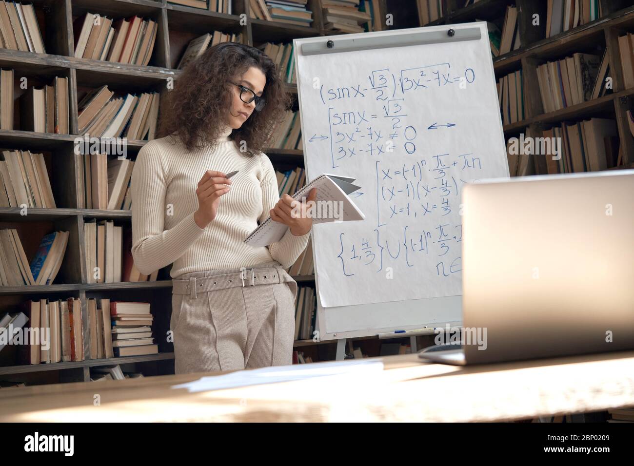 Hispanic Frau Lehrer gibt Online-Mathe-Klasse, virtuelle Remote-Unterricht Konzept. Stockfoto