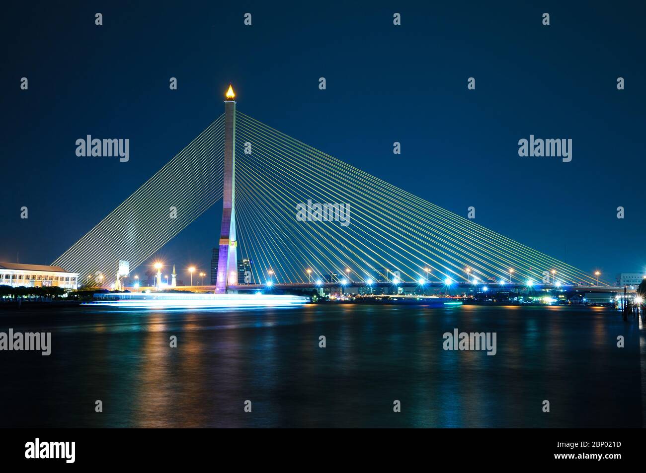 Bootstouren mit Blick auf die Rama VIII Brücke in Bangkok Stockfoto