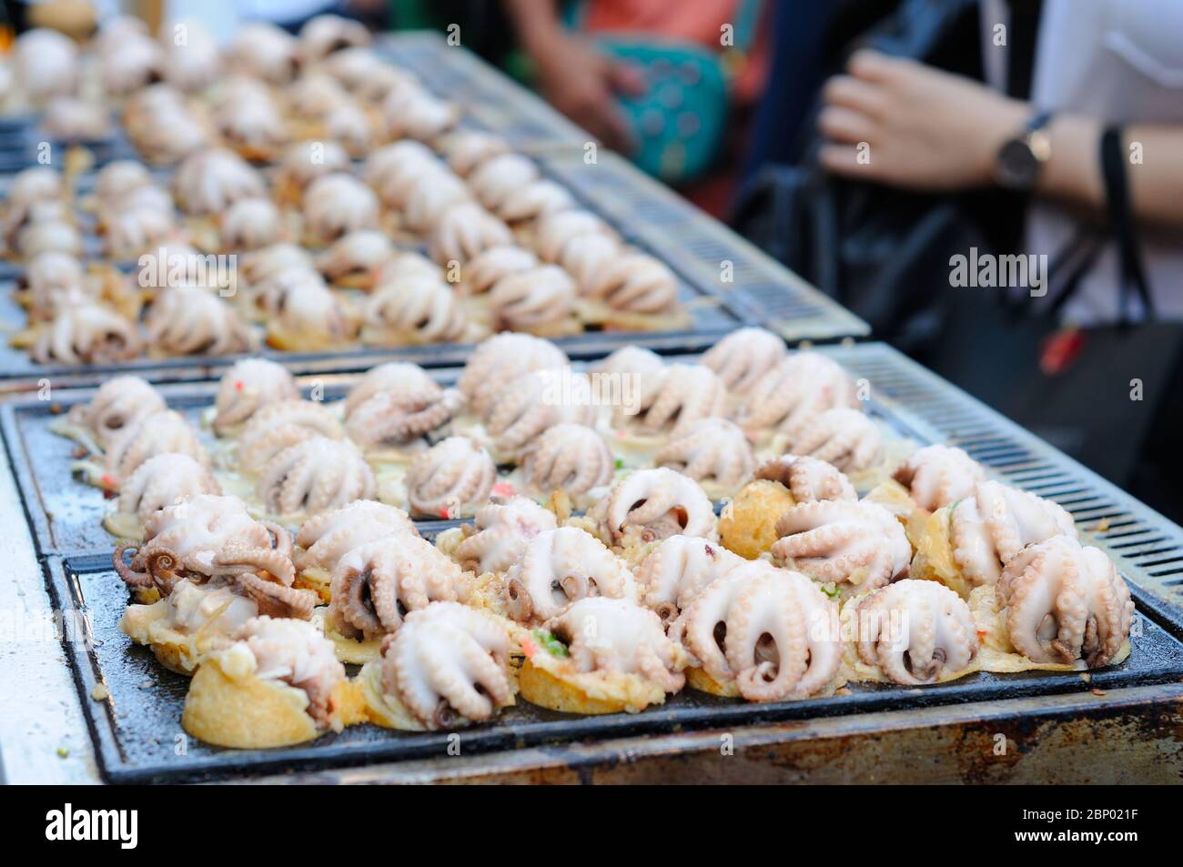 Takoyaki Kochen Gusseisen Pfanne Stockfotos Und Bilder Kaufen Alamy