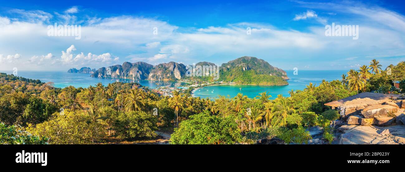 Koh Phi Phi Don, Aussichtspunkt - Paradies Bucht mit weissen Stränden. Blick von oben auf der tropischen Insel über Tonsai Village, Ao-tonsai, Ao Dalum. Krabi Stockfoto