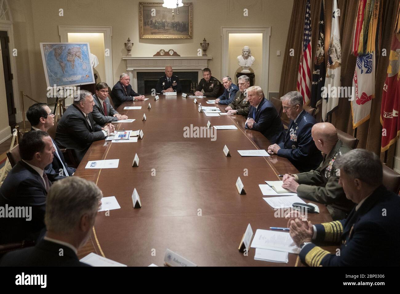 Washington, Vereinigte Staaten Von Amerika. Mai 2020. Präsident Donald J. Trump nimmt an einem Treffen mit hochrangigen Militärführern und Mitgliedern des nationalen Sicherheitsteams am Samstag, den 9. Mai 2020, im Kabinettsraum des Weißen Hauses Teil.Personen: Präsident Donald Trump Kredit: Storms Media Group/Alamy Live News Stockfoto