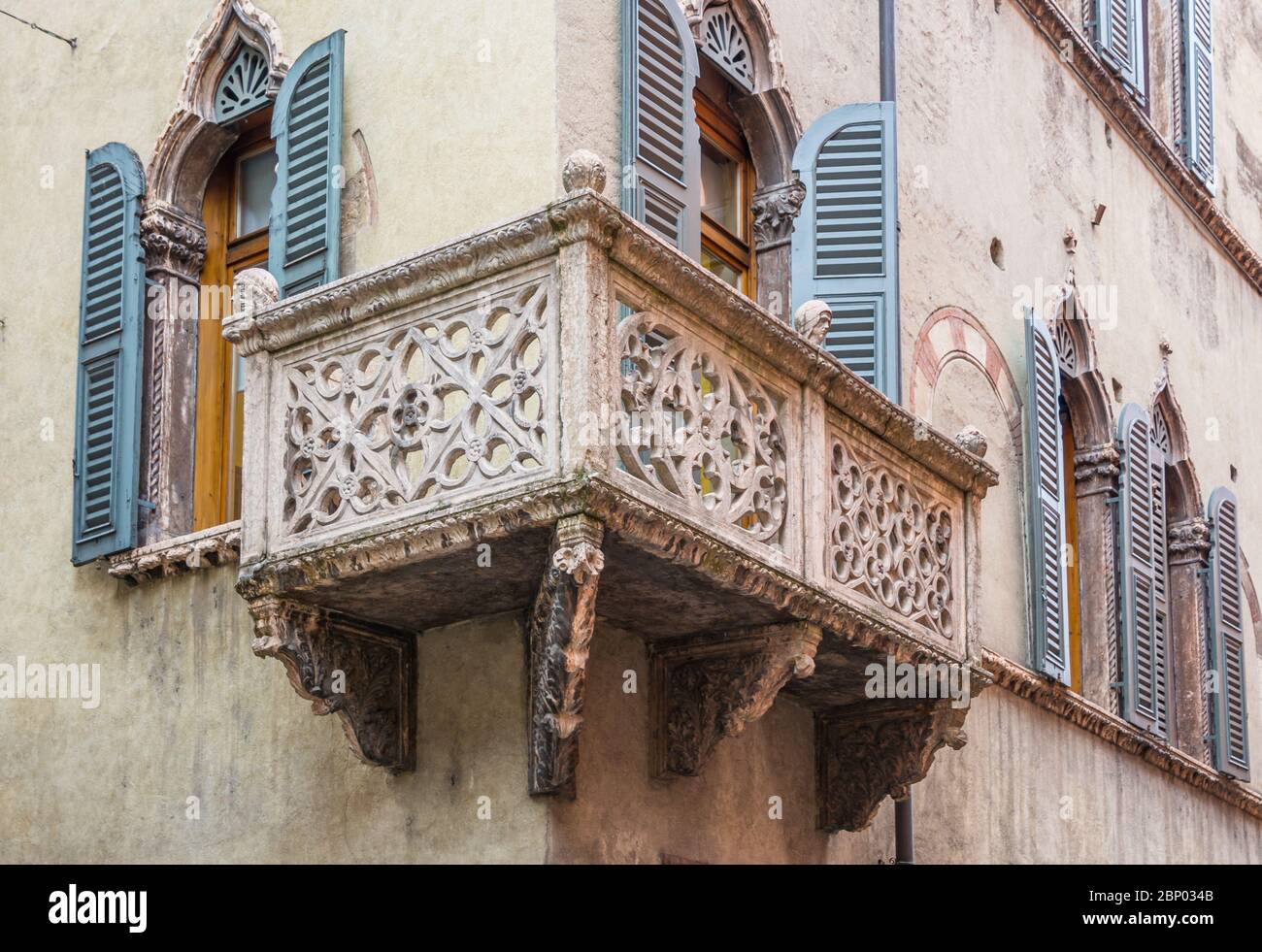 Charakteristischer Balkon eines historischen Gebäudes in Verona in einem historischen Zentrum, Norditalien Stockfoto