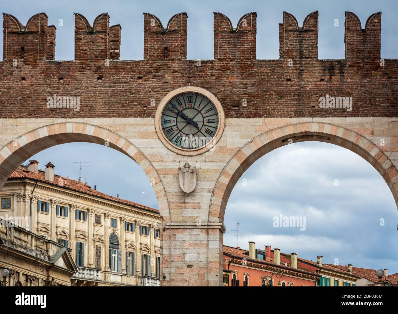 Portoni della Bra Tor in Verona, Italien. Es wurde entlang der mittelalterlichen Mauern gebaut, um Piazza Bra - Verona, Italien - 9. März 2016 zu verbinden Stockfoto