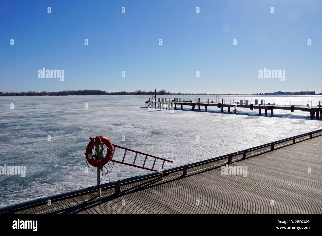 Toronto Kanada - 24. März 2015 - Toronto Inner Harbour mit Eis bedeckt Stockfoto