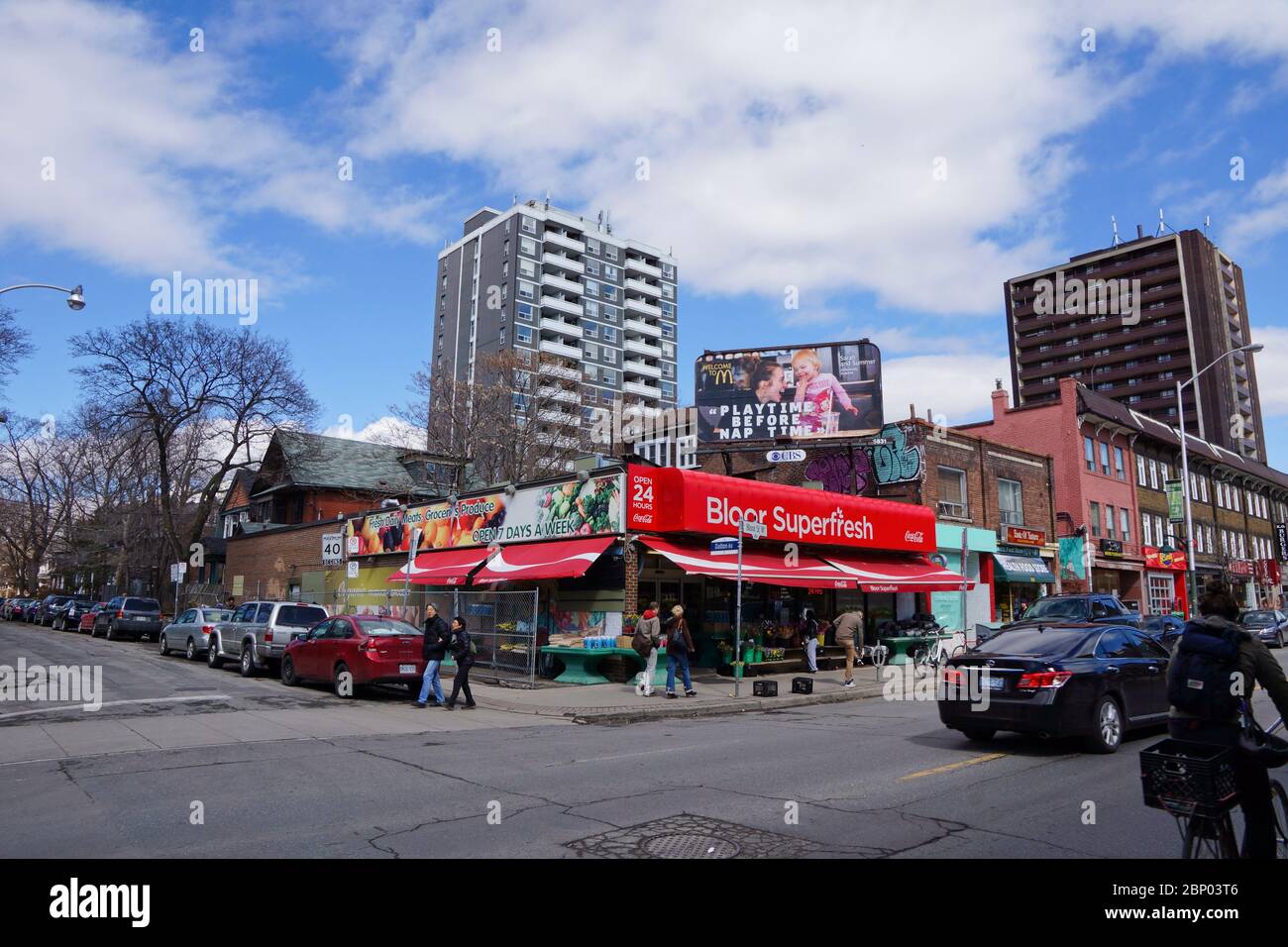 Toronto Kanada - 21. März 2015 - Straßenszene in Toronto Ontario - Bloor Street W Stockfoto