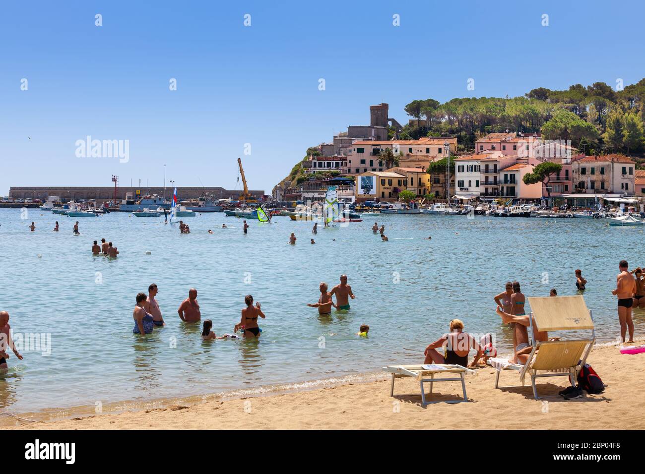 Marina di Campo, Italien. 25. Juni 2016: Kleine Stadt an der Küste der Insel Elba in Italien. Zahlreiche Menschen im Urlaub am Meer. Blick auf die Häuser A Stockfoto