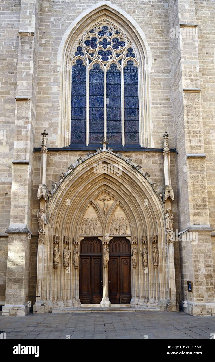Minoriten Kirche Tür und Fenster Eingang Detail in Wien Österreich Stockfoto