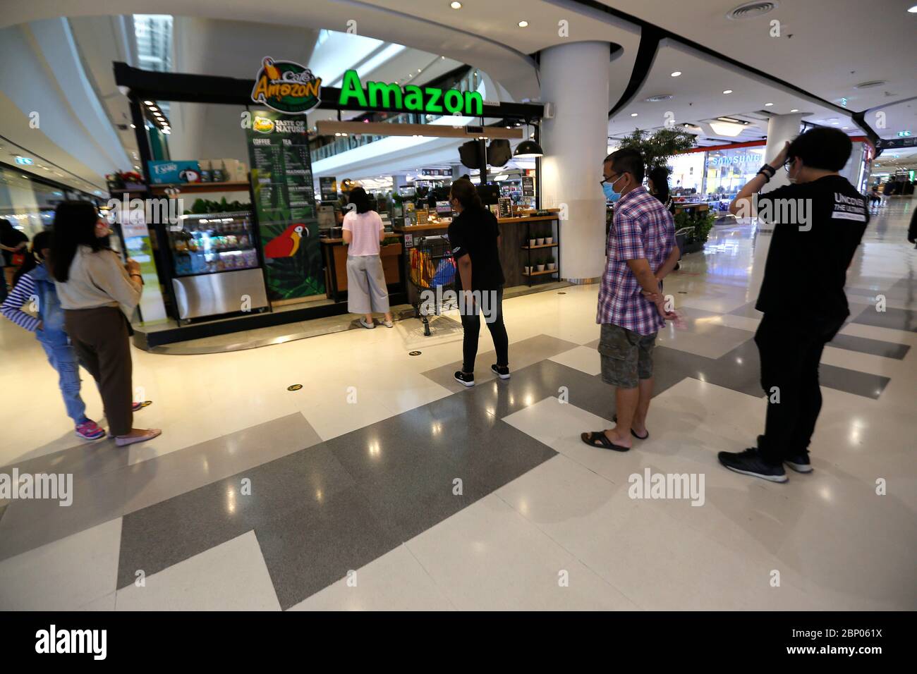 Bangkok, Thailand. Mai 2020. Während der Wiedereröffnung des Central Westgate Shopping Mall inmitten der Coronavirus (COVID-19) Krise warten die Menschen in einer Schlange auf ihren Kaffee in einem Restaurant.die Einkaufszentren werden mit strengen Gesundheits- und Sicherheitsmaßnahmen wieder für die Öffentlichkeit geöffnet. Das thailändische Gesundheitsministerium hat seit Beginn des Ausbruchs insgesamt 3,028 Infektionen, 56 Todesfälle und 2,856 Genesungen verzeichnet. Quelle: SOPA Images Limited/Alamy Live News Stockfoto