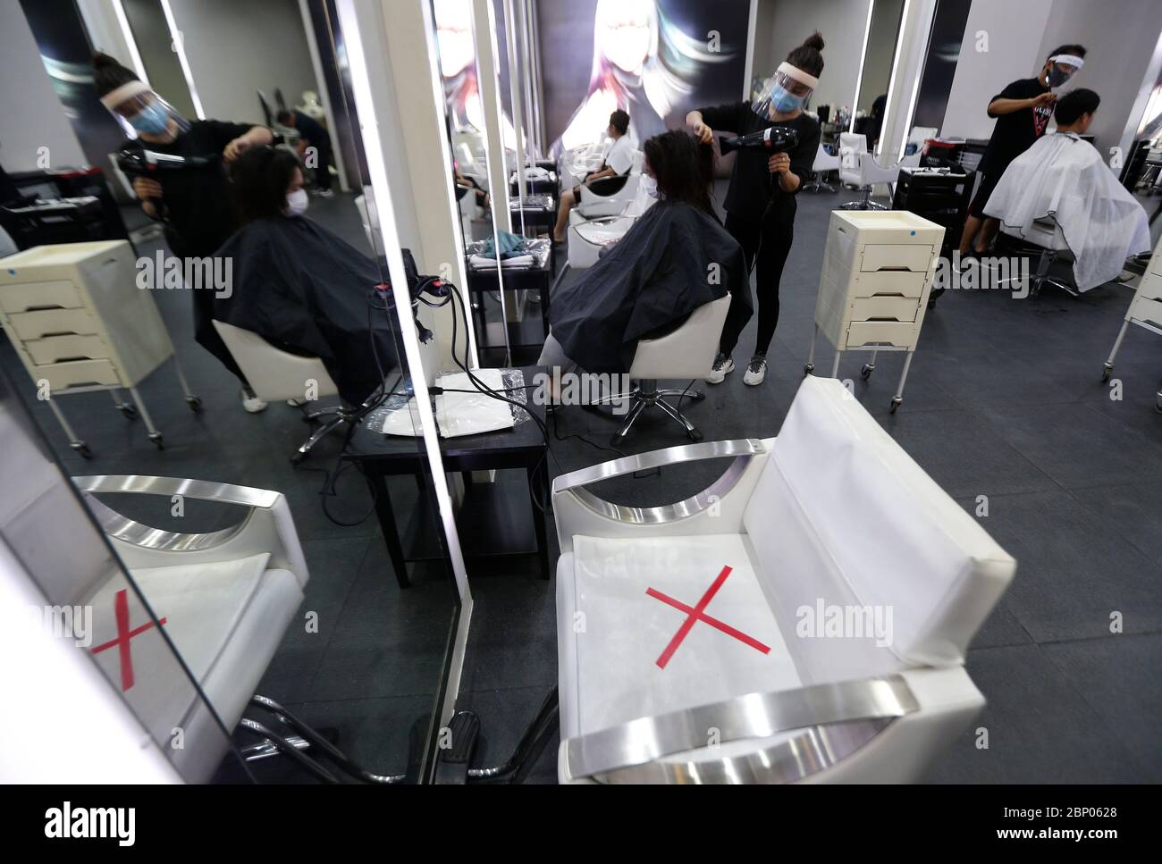 Bangkok, Thailand. Mai 2020. Ein Barbier, der vorsorglich eine Gesichtsmaske trägt, schneidet einem Kunden bei der Wiedereröffnung des Central Westgate Shopping Mall inmitten der Coronavirus (COVID-19) Krise die Haare.Einkaufszentren werden mit strengen Gesundheits- und Sicherheitsmaßnahmen für die Öffentlichkeit wieder geöffnet. Das thailändische Gesundheitsministerium hat seit Beginn des Ausbruchs insgesamt 3,028 Infektionen, 56 Todesfälle und 2,856 Genesungen verzeichnet. Quelle: SOPA Images Limited/Alamy Live News Stockfoto