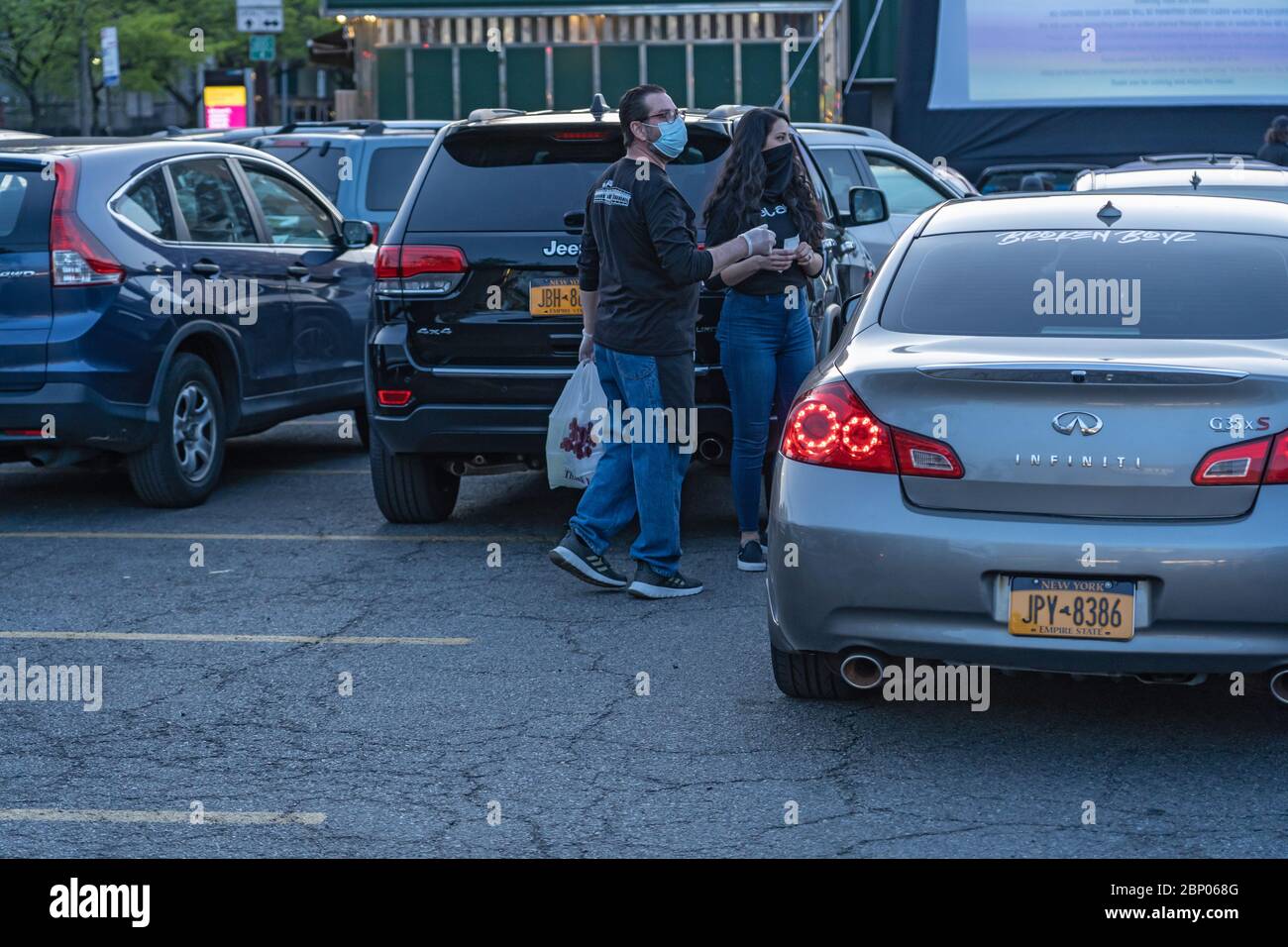 New York, Usa. Mai 2020. Ein Mitarbeiter serviert Essen während eines Pop-up-Drive-in-Films, der von Bel Aire Diner auf dem angrenzenden Parkplatz inmitten der Coronavirus-Pandemie (COVID-19) im Stadtteil Queens in New York City veranstaltet wird. Quelle: SOPA Images Limited/Alamy Live News Stockfoto