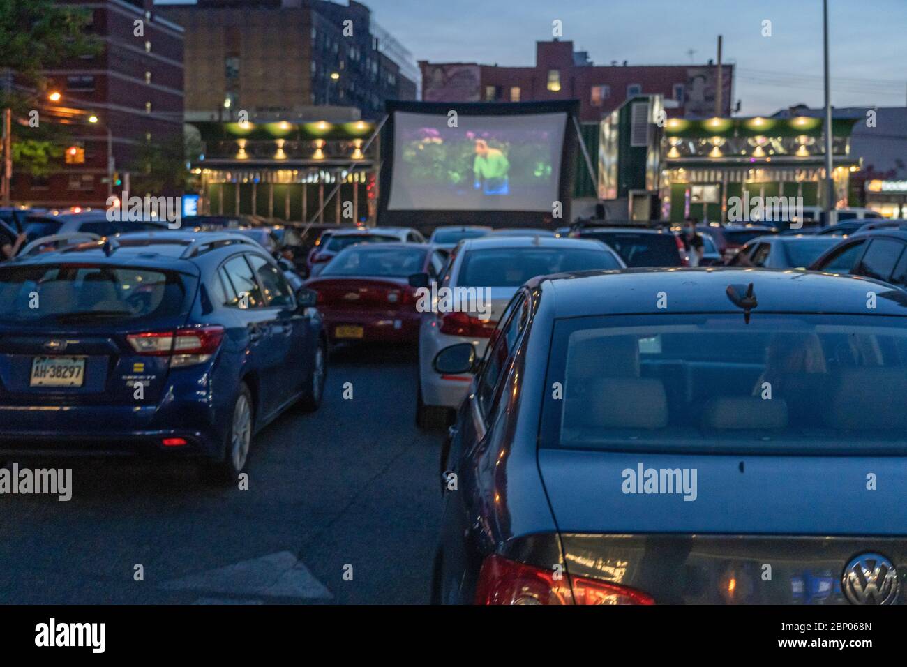 New York, Usa. Mai 2020. Bel Aire Diner zeigt auf dem angrenzenden Parkplatz einen Pop-up-Drive-in-Film, der die Gäste inmitten der Coronavirus-Pandemie (COVID-19) im Stadtteil New York City von Queen in sozialer Distanz hält. Quelle: SOPA Images Limited/Alamy Live News Stockfoto