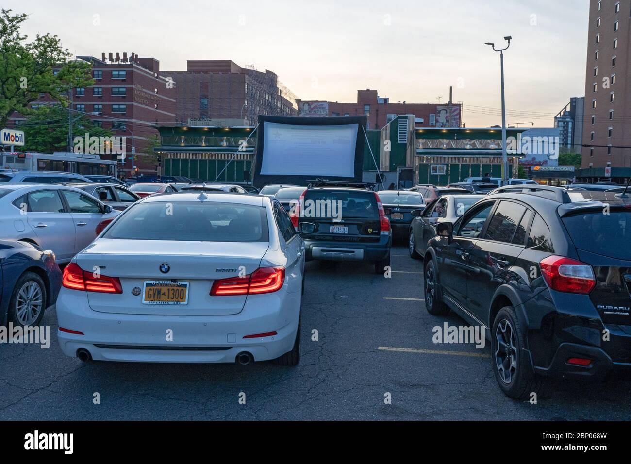 New York, Usa. Mai 2020. Bel Aire Diner zeigt auf dem angrenzenden Parkplatz einen Pop-up-Drive-in-Film, der die Gäste inmitten der Coronavirus-Pandemie (COVID-19) im Stadtteil New York City von Queen in sozialer Distanz hält. Quelle: SOPA Images Limited/Alamy Live News Stockfoto