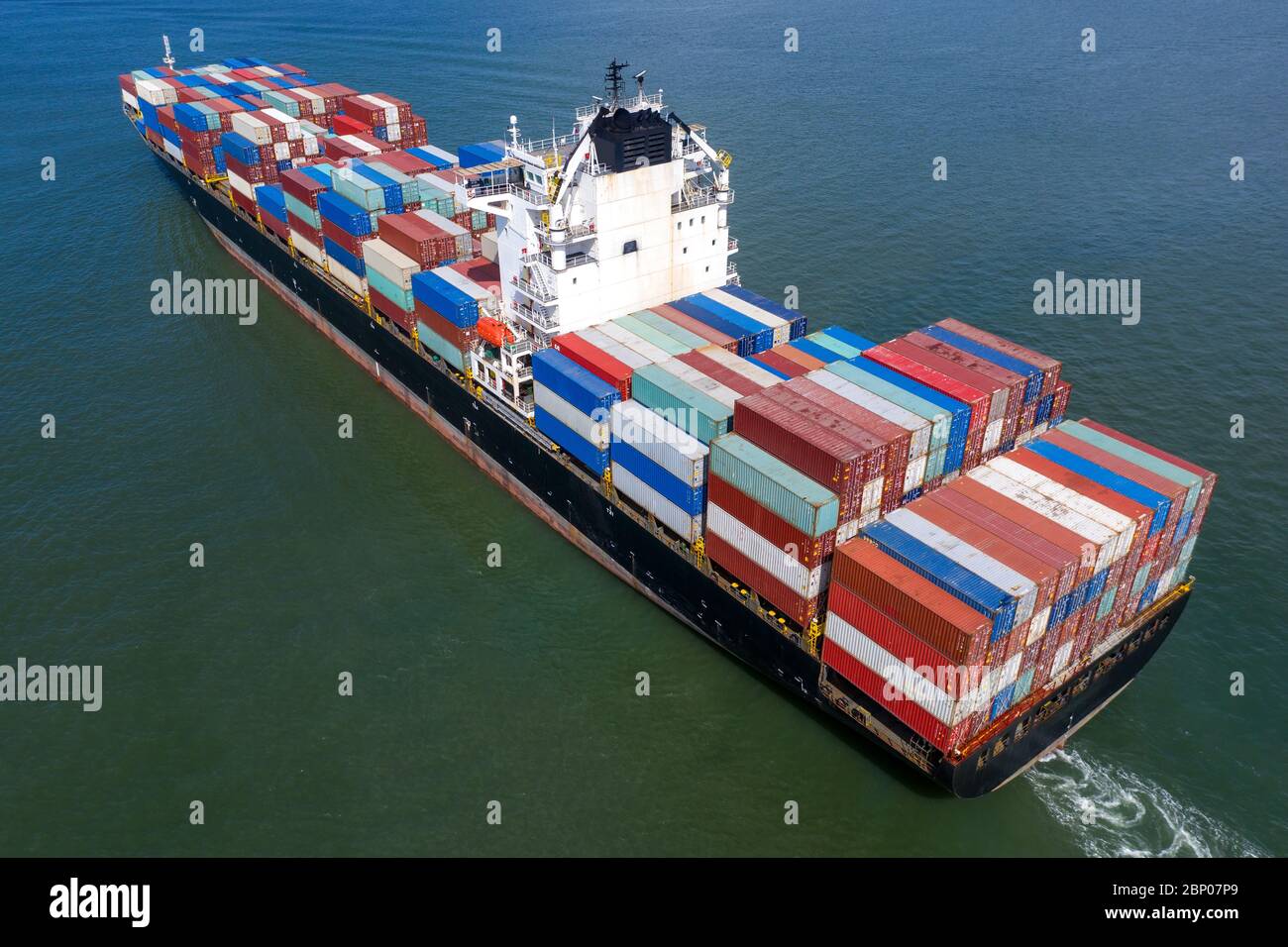 Großes Containerschiff auf See, Luftbild. Stockfoto