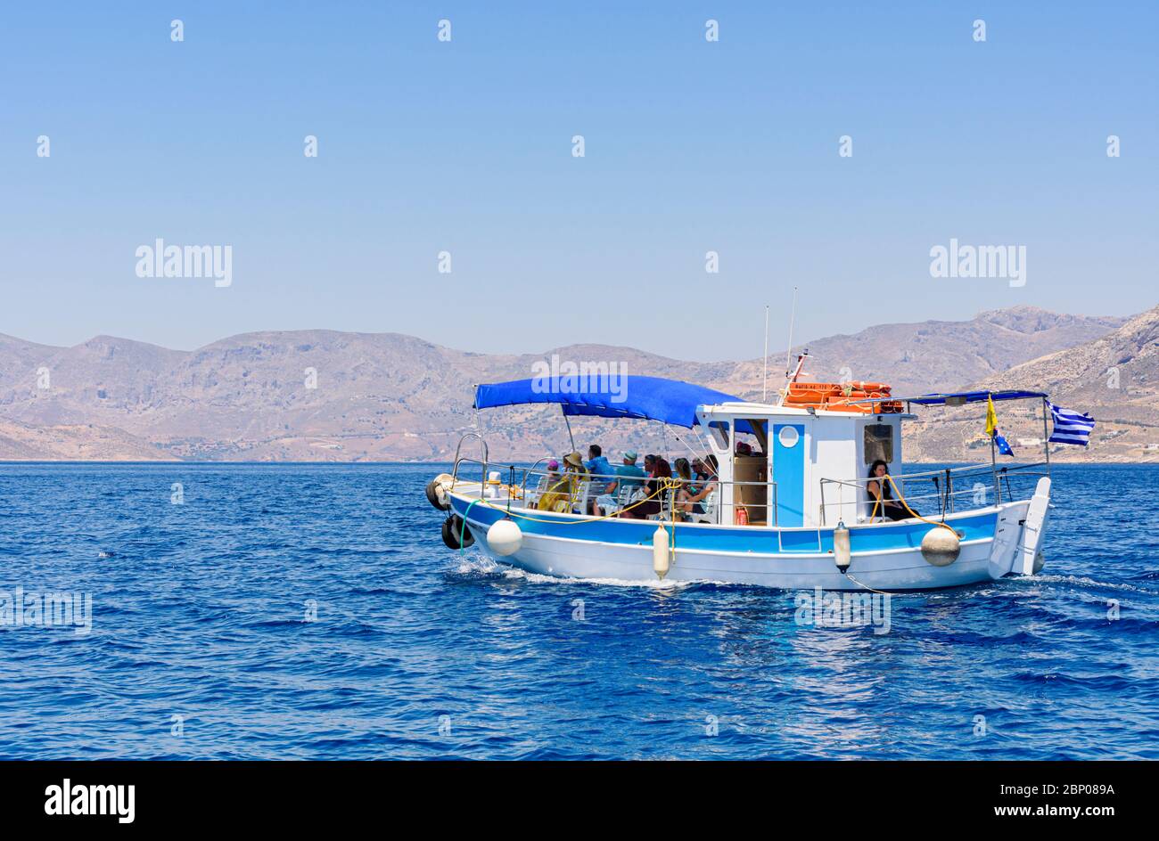 Telendos Insel zu Mirties Boot, voll von Menschen, Kalymnos, Dodekanes, Griechenland Stockfoto