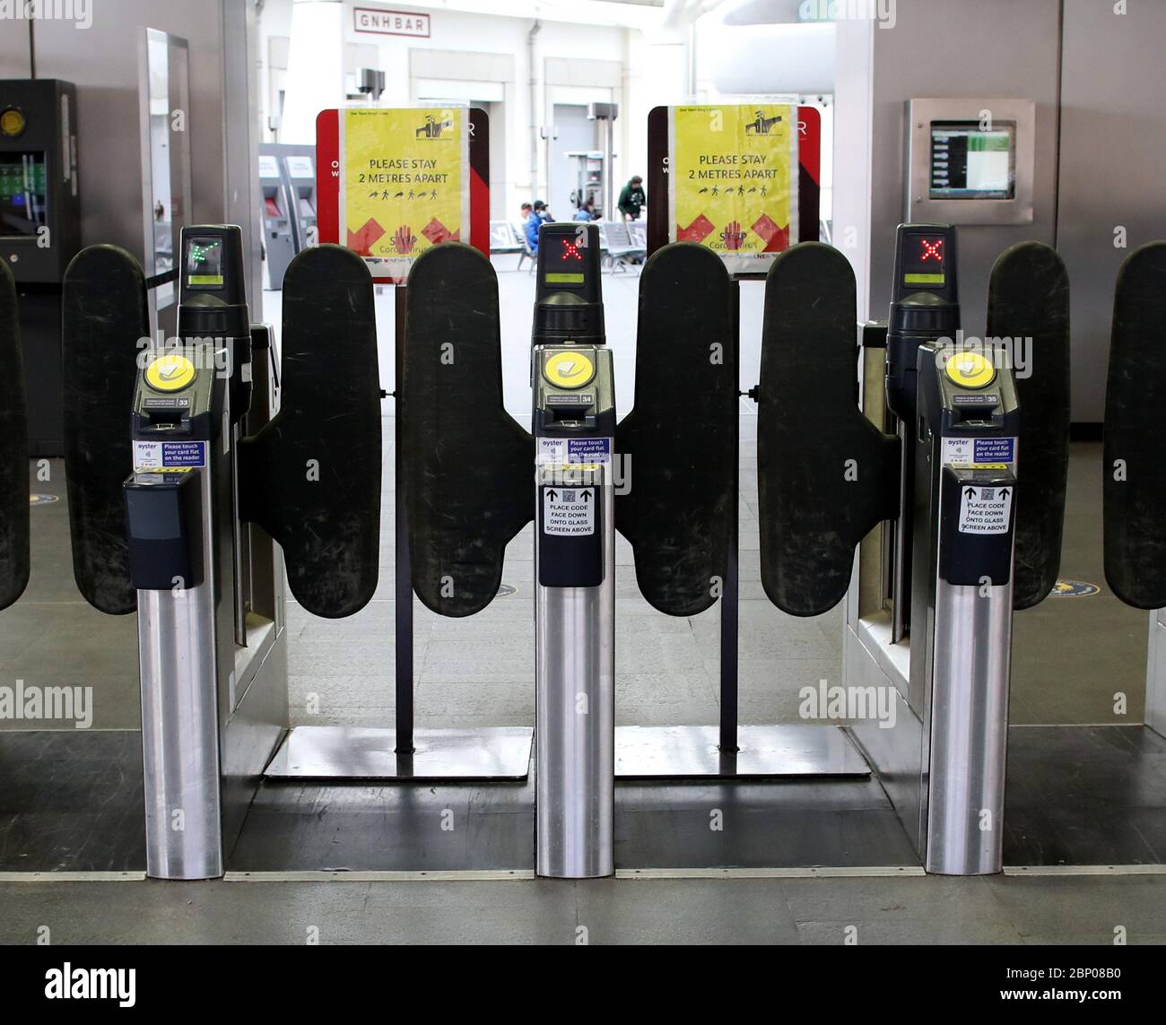 London, Großbritannien. Mai 2020. Tag 54 der Lockdown, in London. Ticket-Barrieren, mit sozialen Distanzierungstat auf sie, am Bahnhof Kings Cross. Dies ist das erste Wochenende einer leichten Lockerung der Lockdown in England, da die Botschaft der Regierung jetzt "ruhig" statt "daheim" ist. Jetzt sind Sie in der Lage, mehr zu gehen, Golf zu spielen, Angeln zu gehen, und besuchen Gartencenter, aber soziale Distanzierungsmaßnahmen sollten noch beibehalten werden. Das Land wurde aufgrund der COVID-19-Pandemie des Coronavirus gesperrt. COVID-19 Coronavirus Lockdown, Peterborough, Großbritannien, am 16. Mai 2020 Quelle: Paul Stockfoto