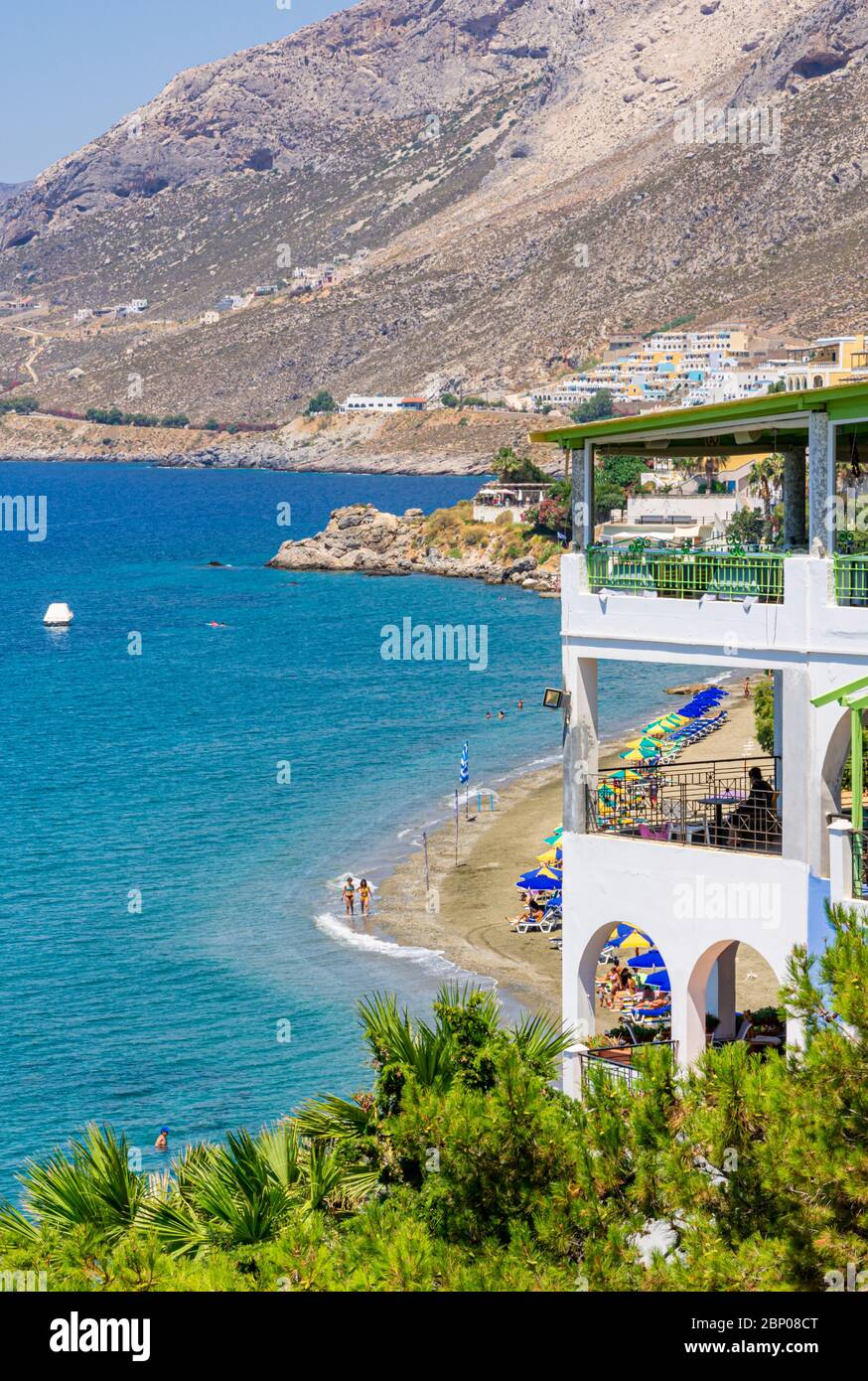 Gerahmte Aussicht auf einen Balkon mit Blick auf den Strand von Masouri, Kalymnos, Dodekanes, Griechenland Stockfoto