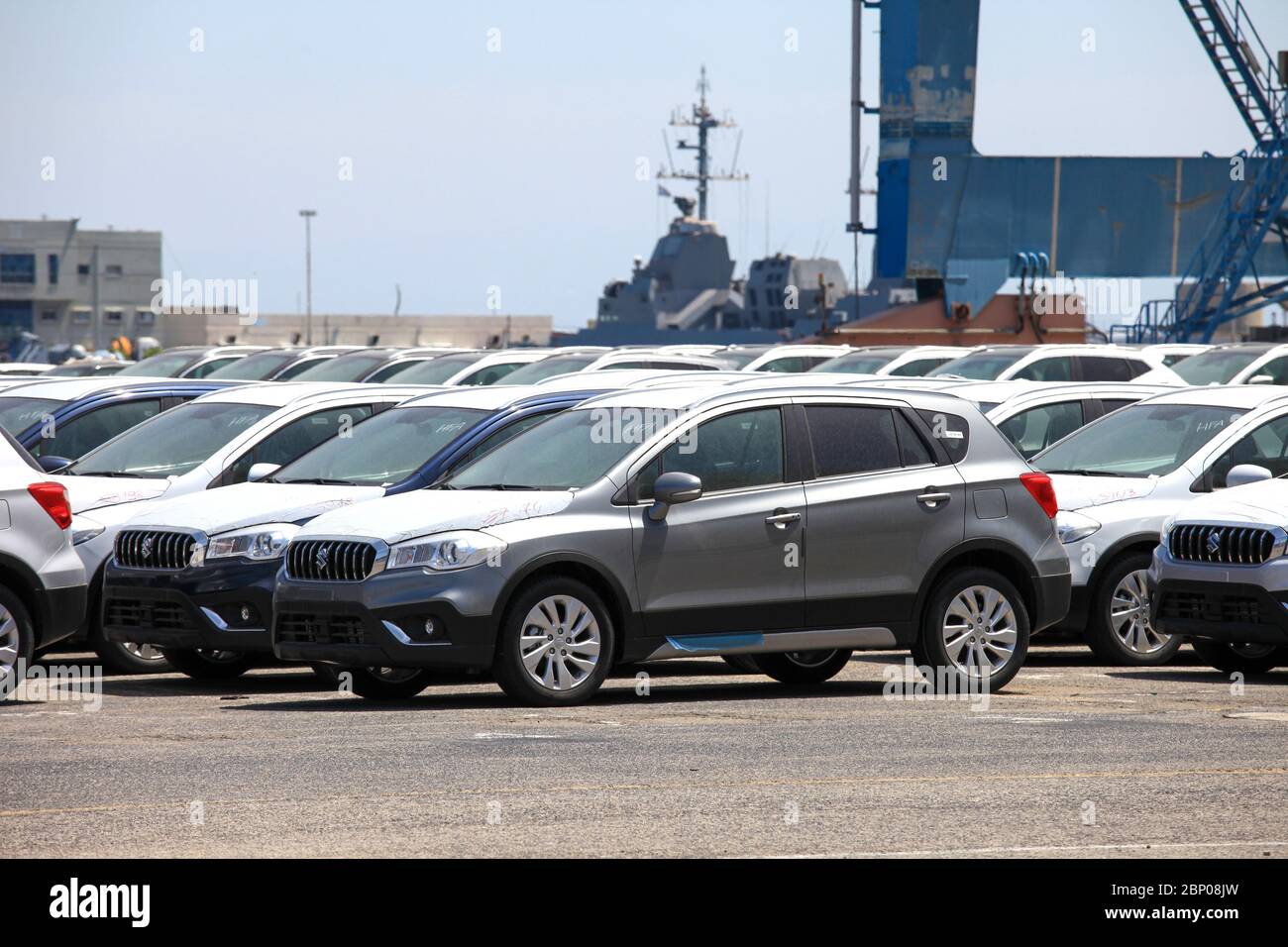 Reihen von neuen Autos in einer Halteplattform geparkt, Luftansicht. Stockfoto